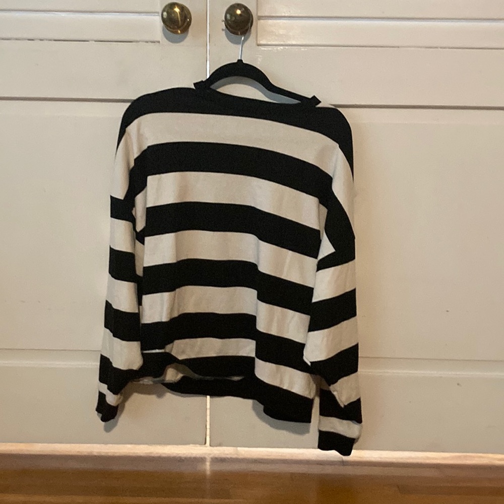 Medium black and white striped Primark sweatshirt